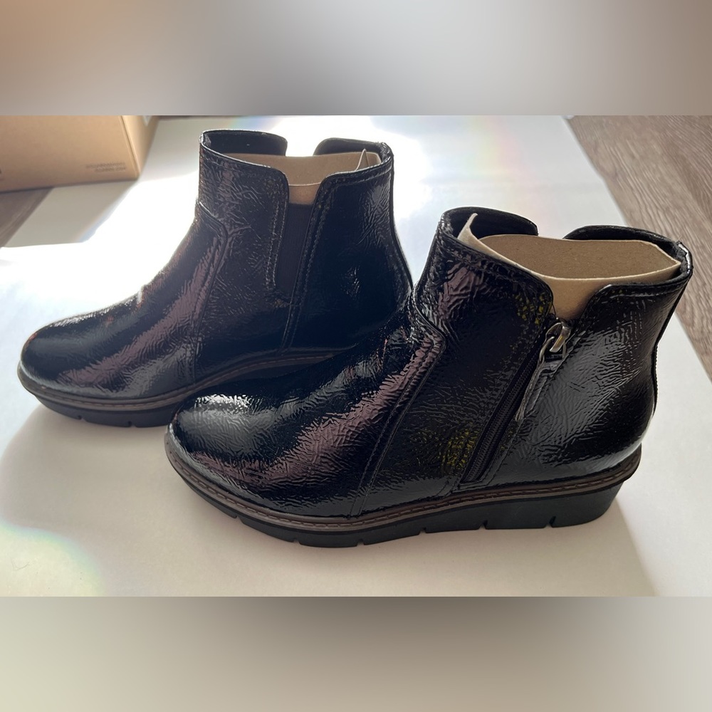 BNIB Clarks Women's Airabell Zip Ankle Boot Size 9
